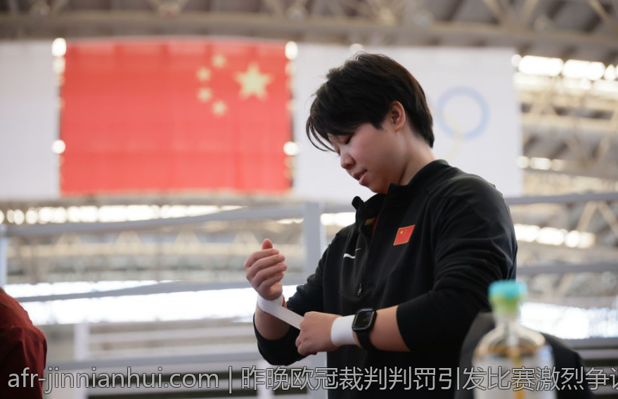 昨晚欧冠裁判判罚引发比赛激烈争议剧情